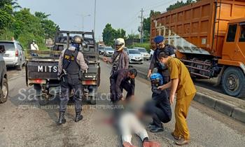 Brakk!! Pemotor Tewas Ditabrak Mobil dari Belakang, Pelaku Kabur